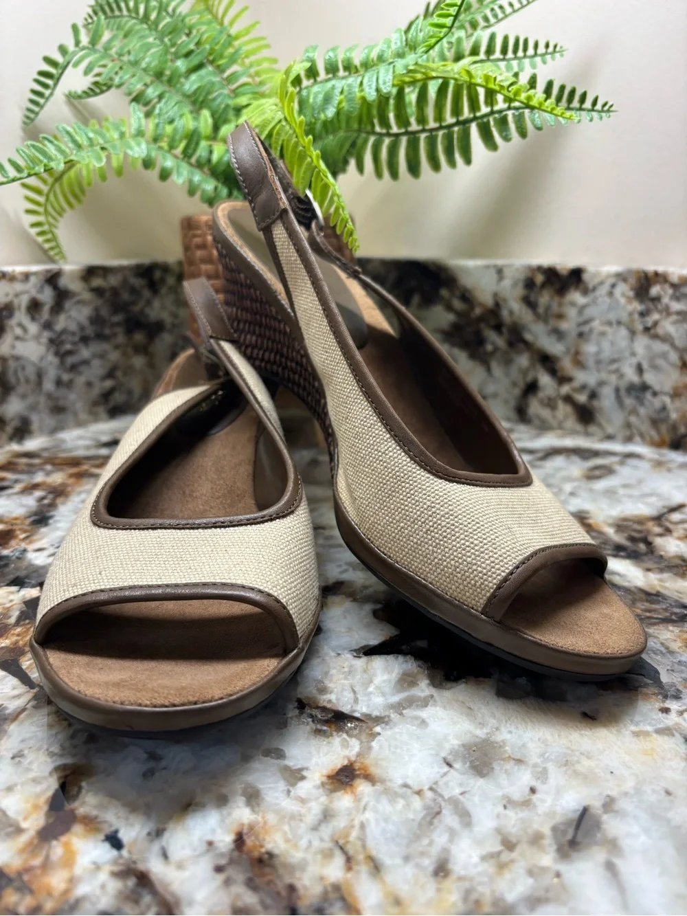 AEROSOLES lightweight canvas
